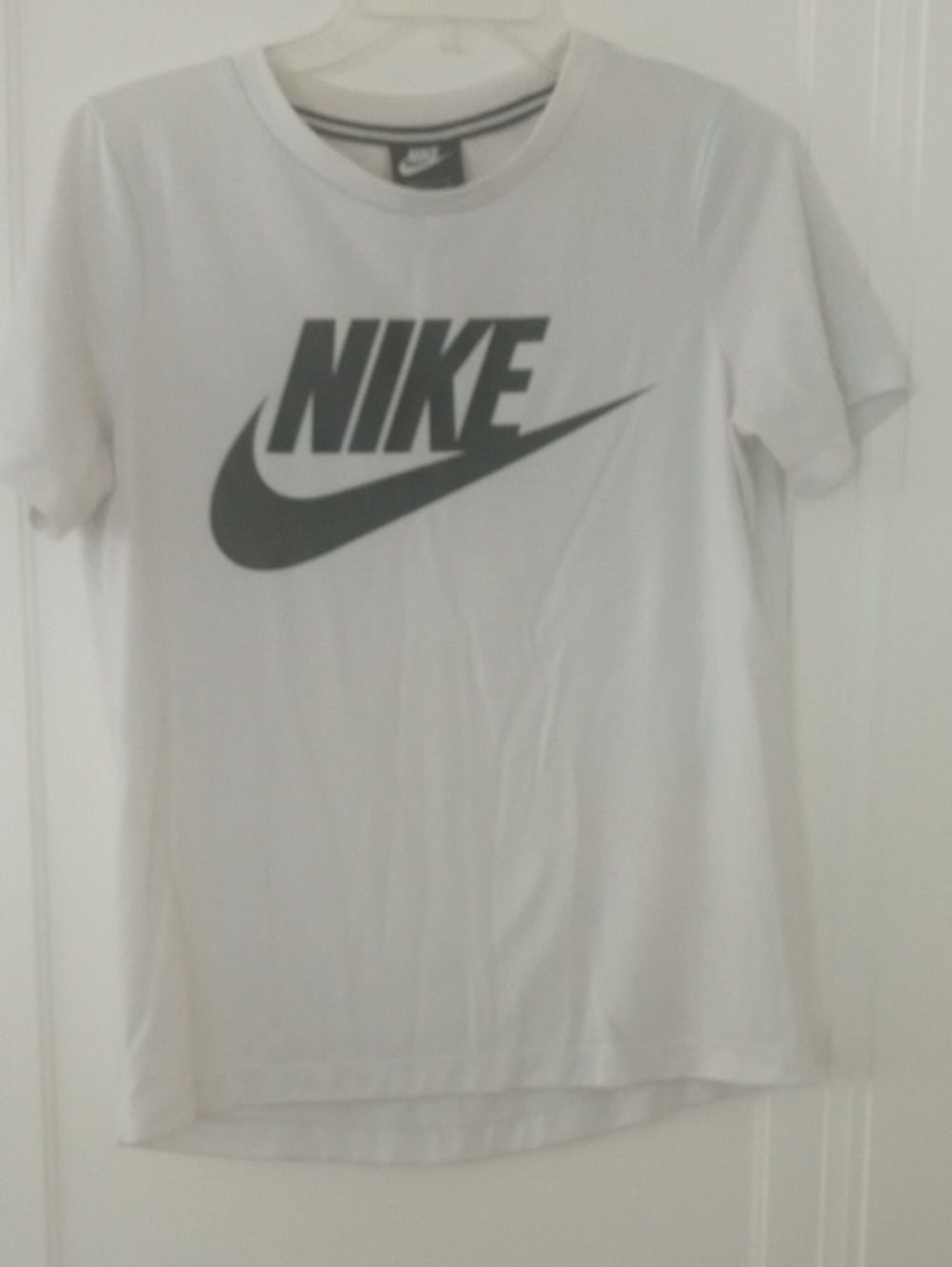 Men small white NIKE tee